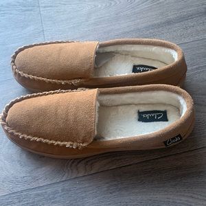 NWOT Clarks Women's Venetian Moccasin Suede Indoor Faux Fur Lining Slippers.
